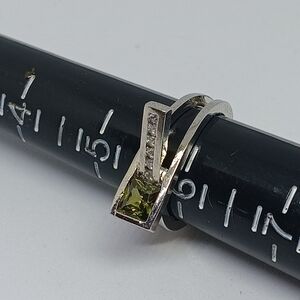 Chic Silver Ring with Green Gemstone